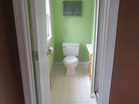 Master Bathroom (2nd floor)