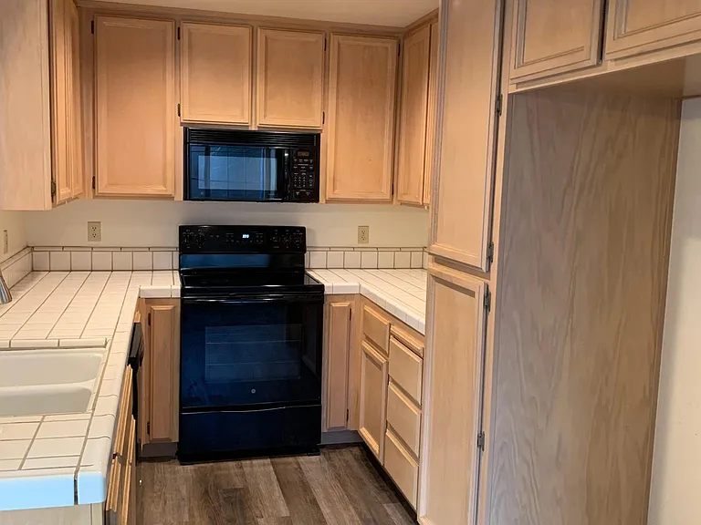 4020 Eastwood Village Ln — Photo 6