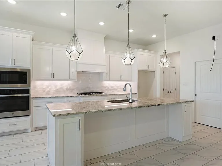 2900 Bombay Ct — Photo 8