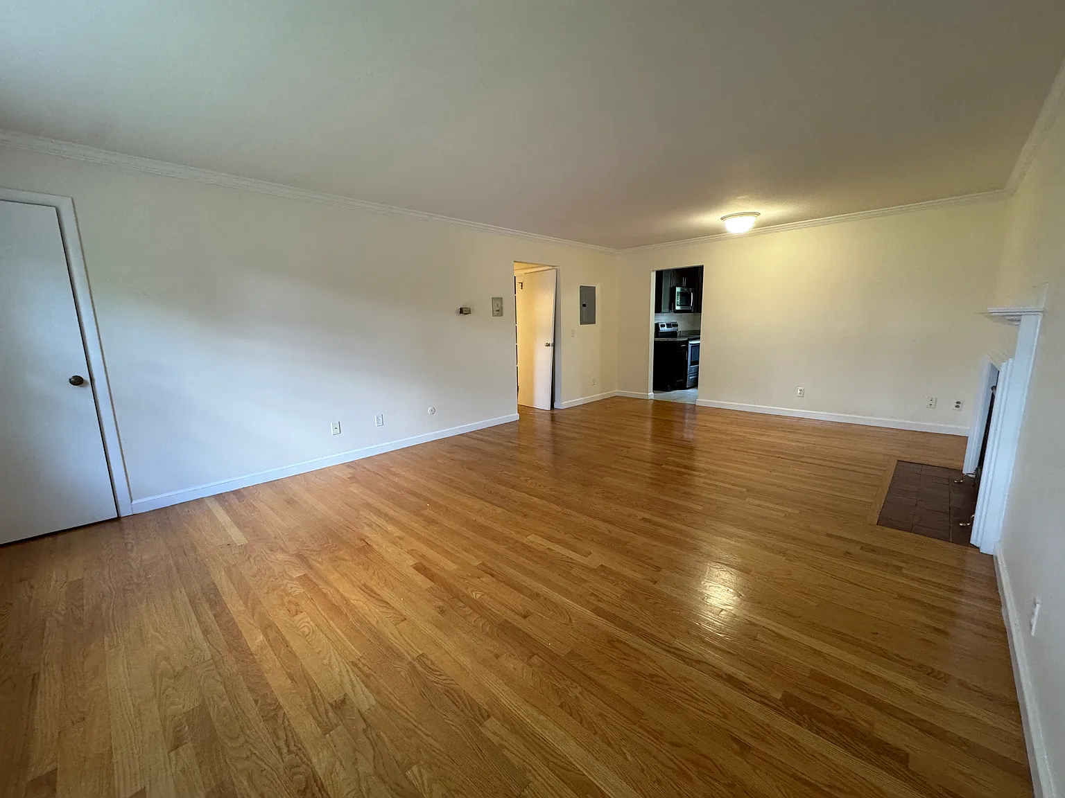 3 bed, $4,400 — Photo 2