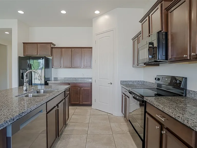 6832 Gables Trl — Photo 9