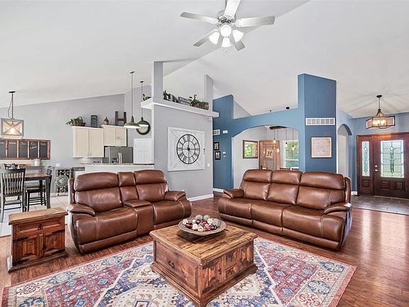 4th image of 60 Oak Valley Dr