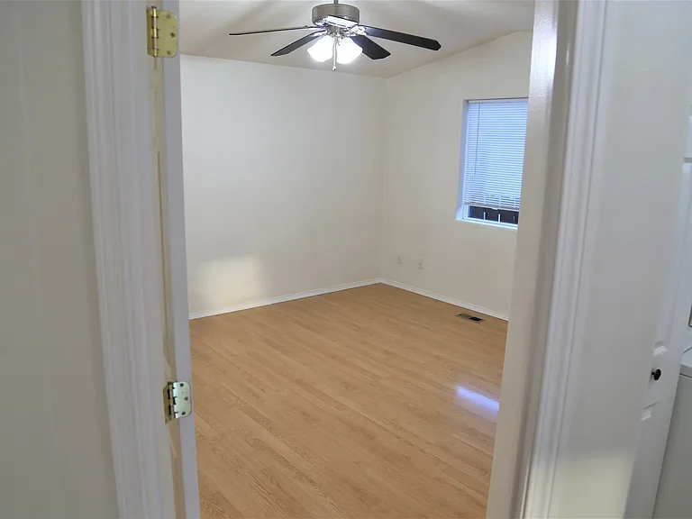 137 SW Wake Robin Ave — Photo 9