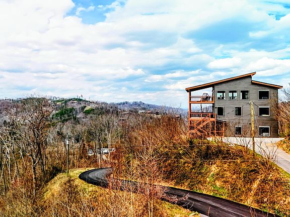 3rd image of 315 N Mountain Trl