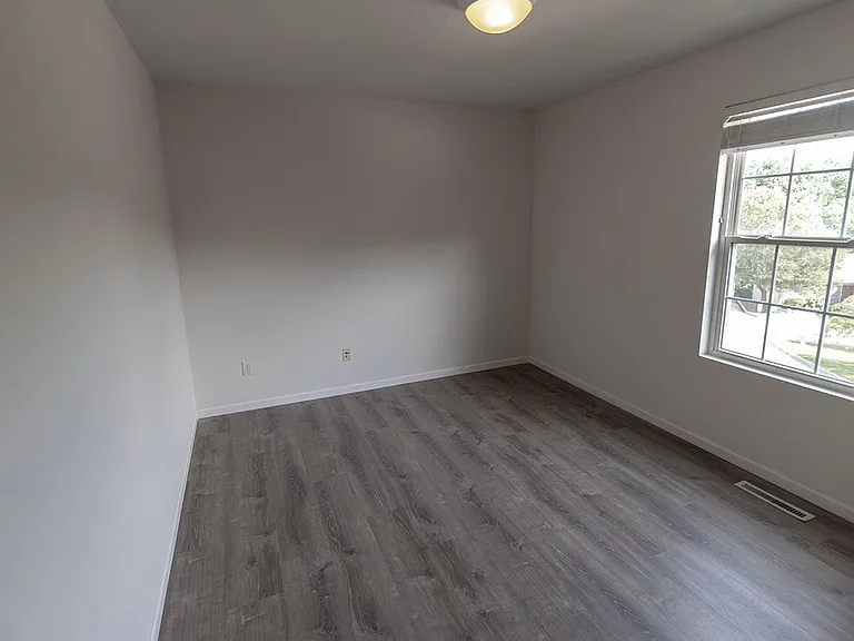 3310 E Saint Charles Rd — Photo 16
