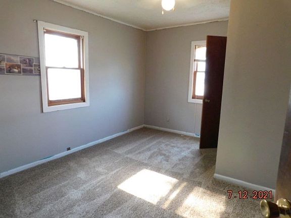 4th image of 107 W 2nd St