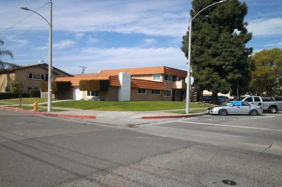 2nd image of 207 E Leatrice Ln
