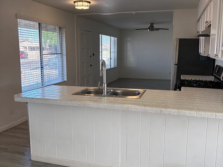 2318 W Sunnyside Ave — Photo 4