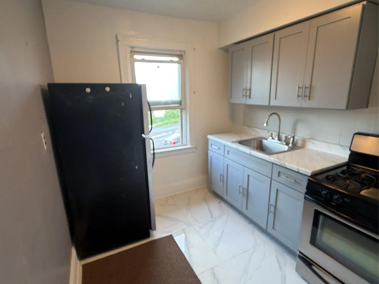 2 bed, 1.0 bath, 1420 sqft, $2,800 — Photo 2