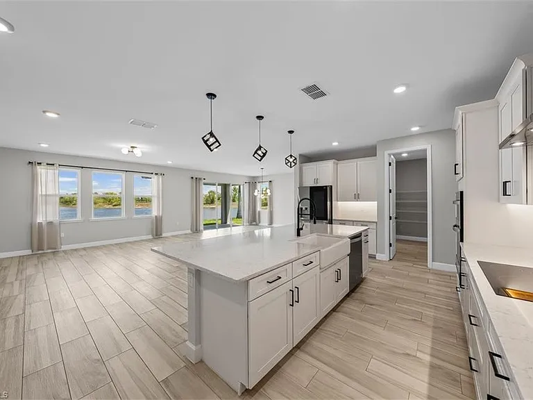 2038 Grove Dr — Photo 2