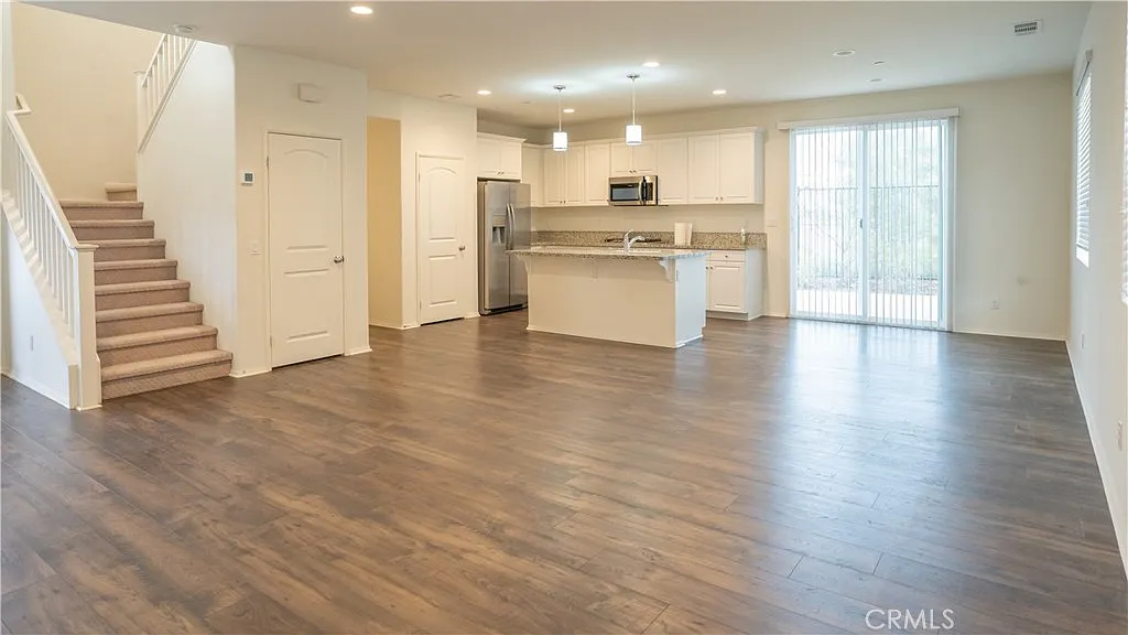 3 bed, 2.5 bath, 1974 sqft, $3,400 — Photo 4
