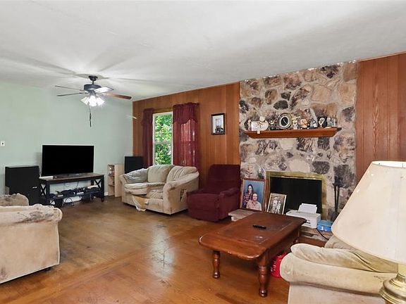 4th image of 800 N Pershing Ave