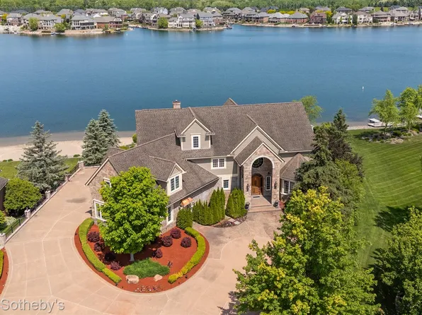 10611 Lighthouse Pt, South Lyon, MI 48178