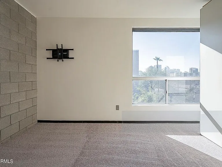 537 E Willetta St #6 — Photo 3