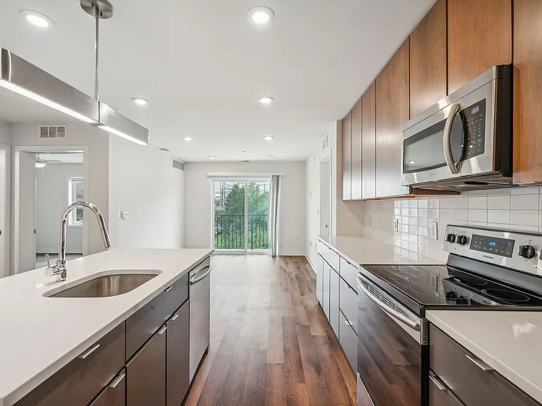 Graduate Pointe — Photo 215