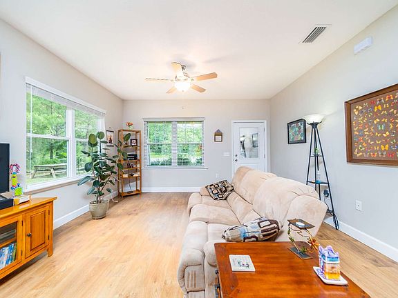 4th image of 233 SW Cherry Blossom Way