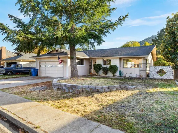 102 Hickory Dr, Rogue River, OR 97537