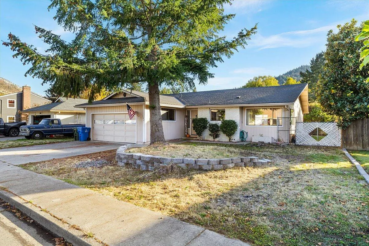 102 Hickory Dr photo 1