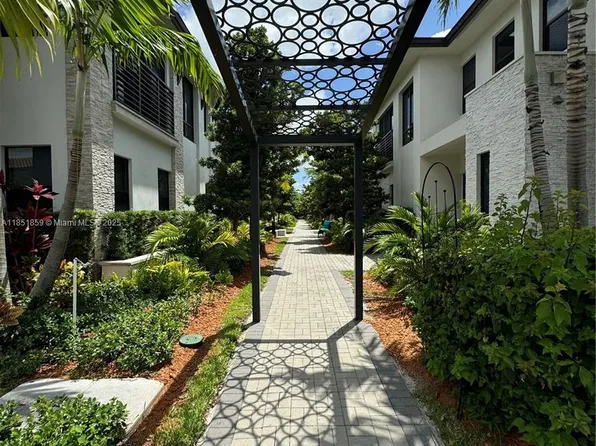 8283 NW 47th Ln, Miami, FL