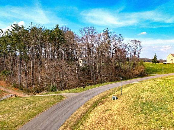 3rd image of 4 Creighton Dr