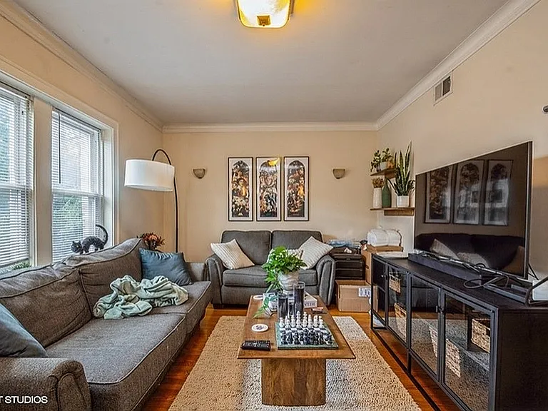 30039546_3_1412WRoscoe3_165_LivingRoom_LowRes