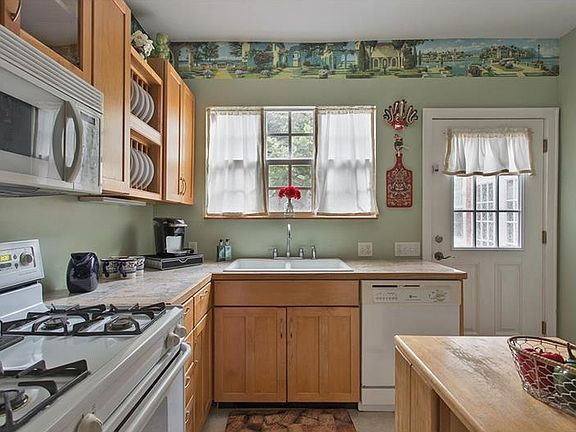3rd image of 230 17th Ave NE