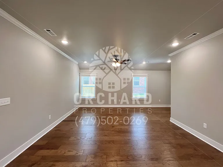 592 Bradford Dr — Photo 4