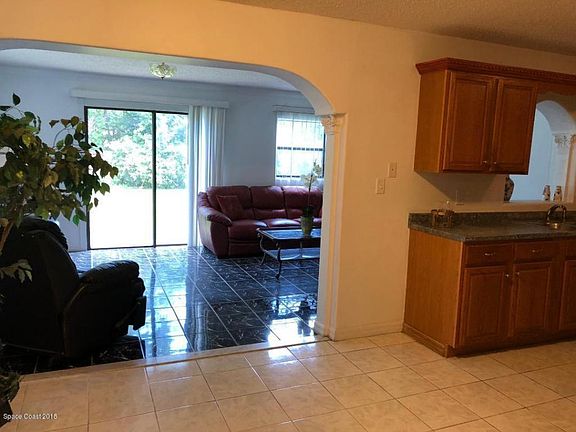 5th image of 2261 Christine Dr