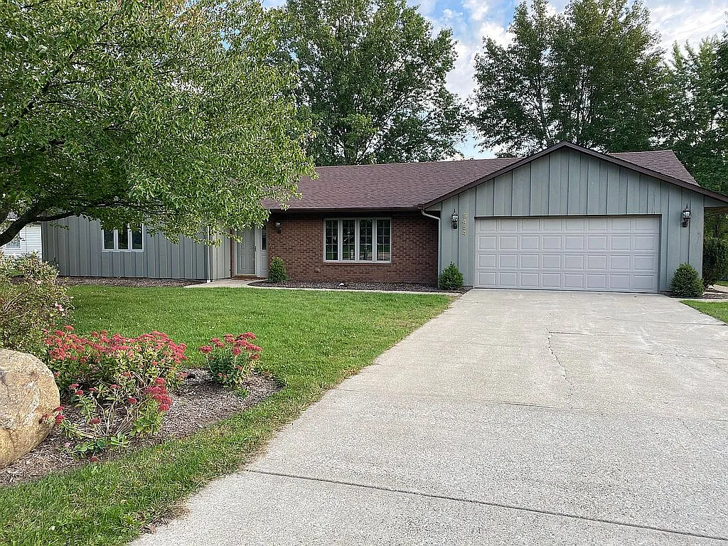 5454 Pin Oak Cir photo 1