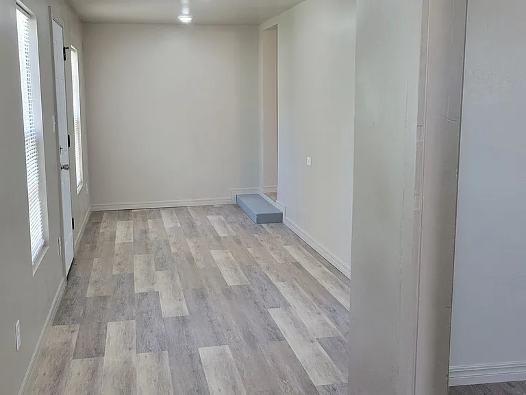 2112 Axtell St — Photo 5