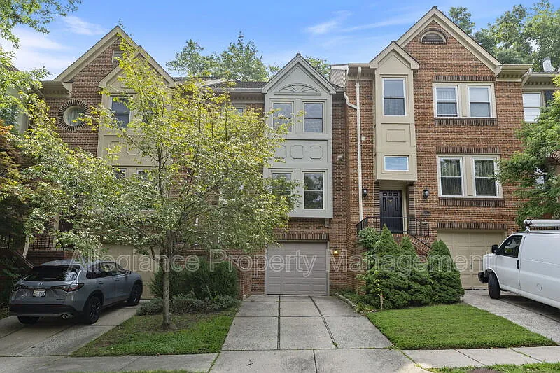 3 bed, 2.5 bath, 2216 sqft, $3,350 — Photo 1