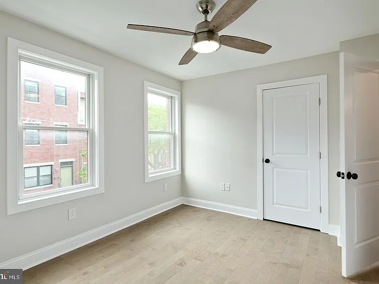 2409 Catharine St — Photo 16
