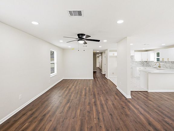 5th image of 7946 Fowlie St
