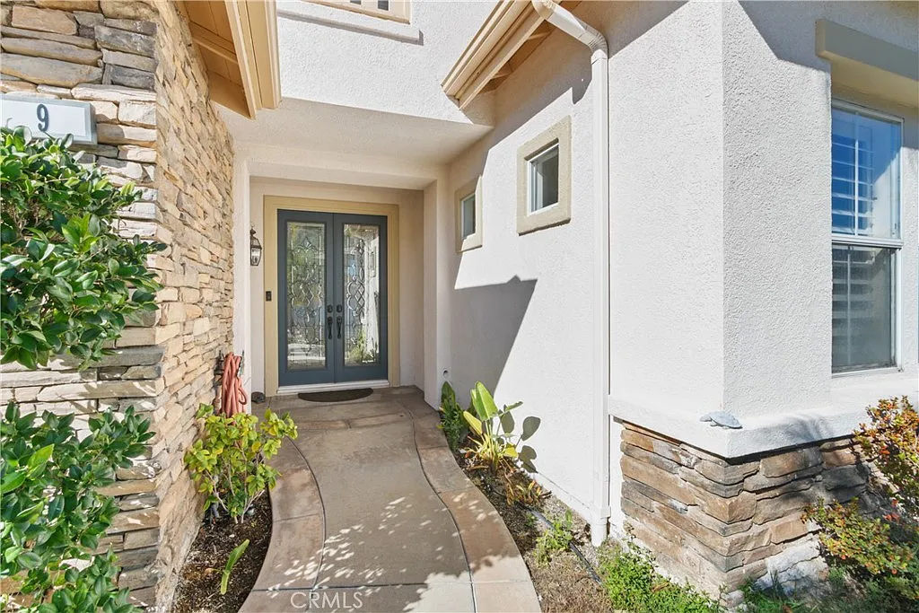 5 bed, 4.5 bath, 3815 sqft, $8,995 — Photo 2