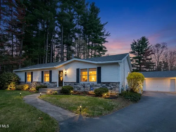17 Queen Diana Lane, Queensbury, NY 12804