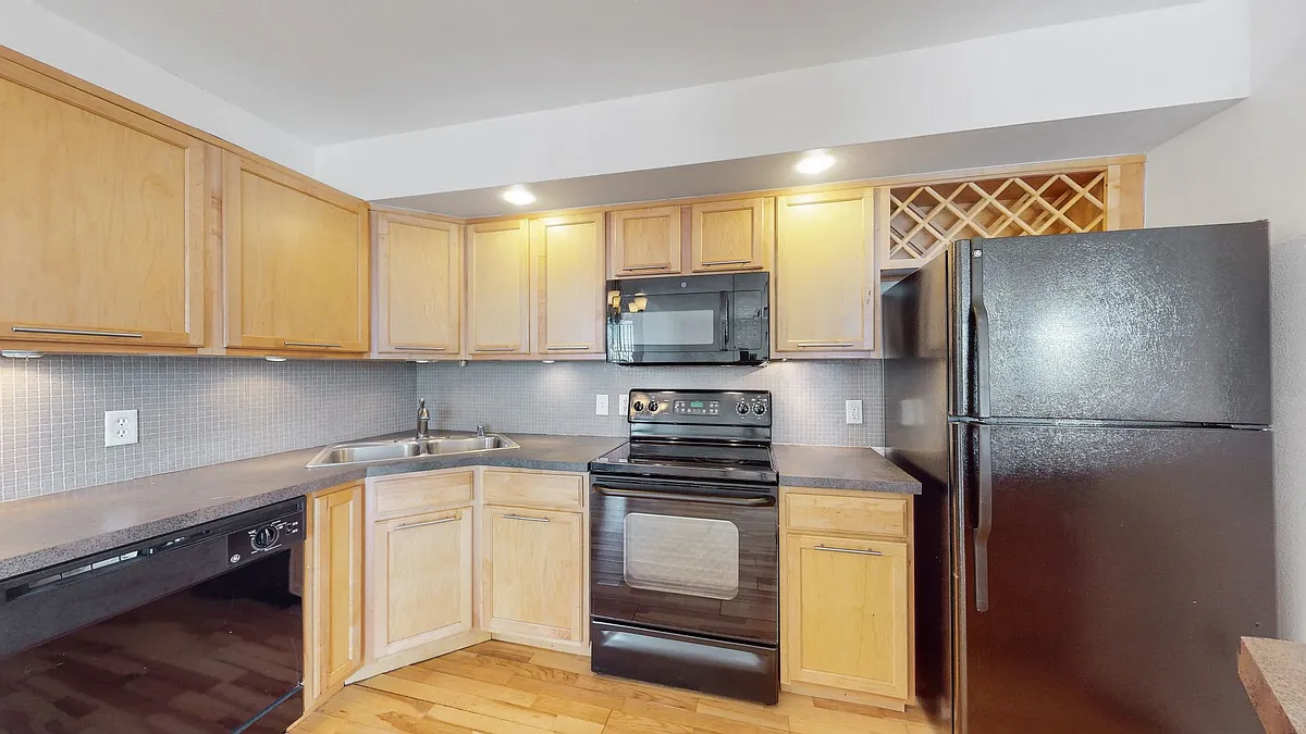 Building Photo - 601 W 11th Ave #111