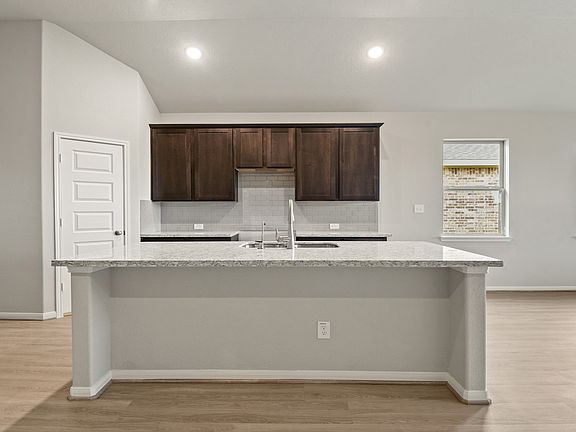 Spacious breakfast bar
