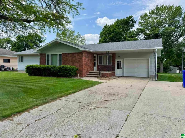 215 10th Ave SE, Le Mars, IA 51031