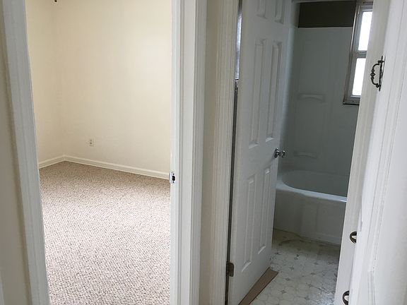 5th image of 559 E Hopocan Ave