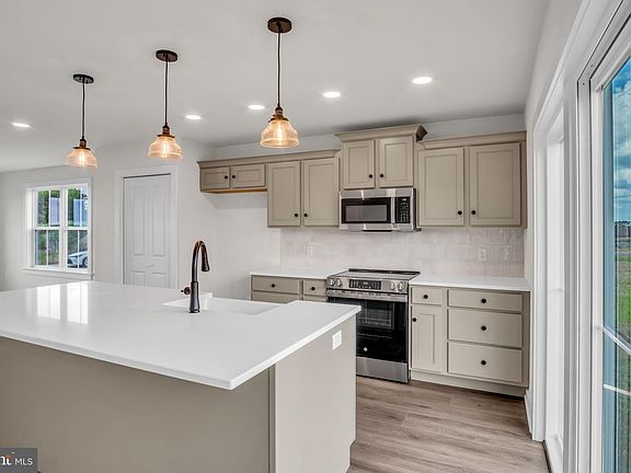2nd image of 8 Melrose Ln