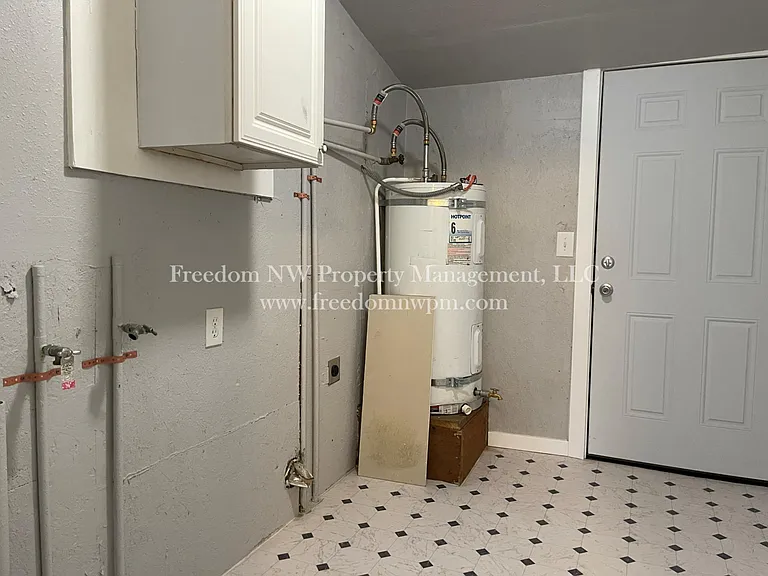 515 Phoenix St NE — Photo 9