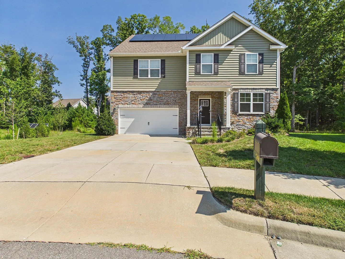 5 bed, 3.0 bath, 3200 sqft, $3,495 — Photo 2