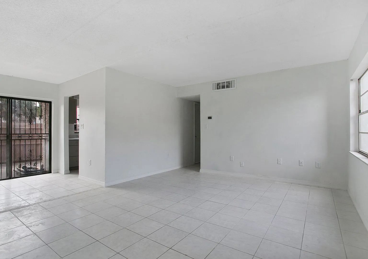 2 BR / 1 BA Condo In Commodore Place — Photo 3