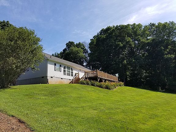 5th image of 90 Blueberry Hill Dr