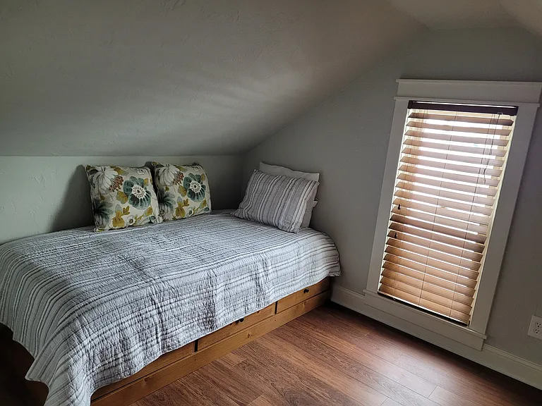 615 E Grove St — Photo 11