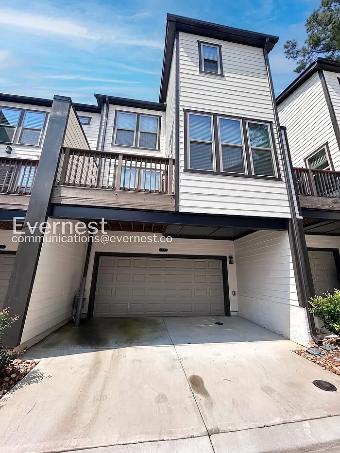 3 bed, 3.5 bath, 1950 sqft, $3,895 — Photo 2