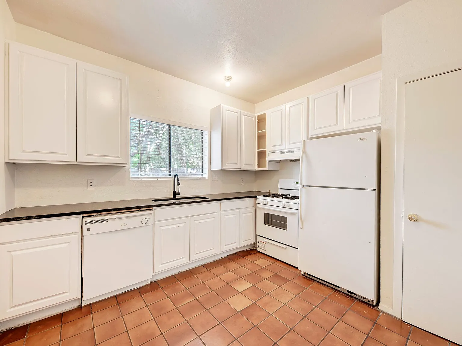 3102 Cedar — Photo 3
