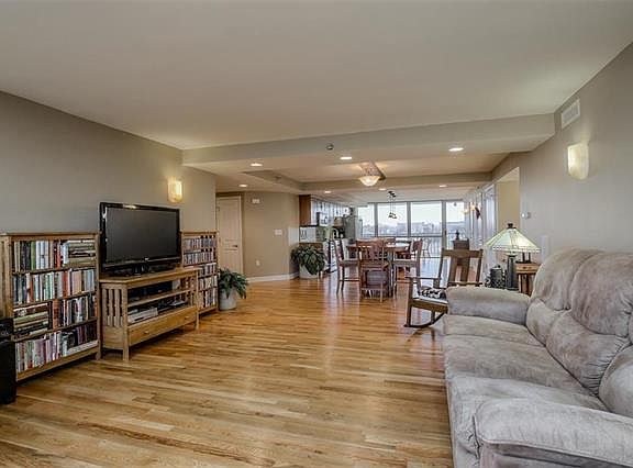 2nd image of 600 E Admiral Blvd Unit 901