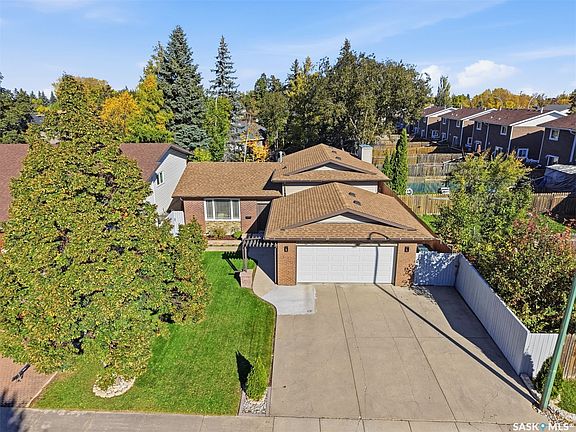 2nd image of 62 Chomyn Crescent