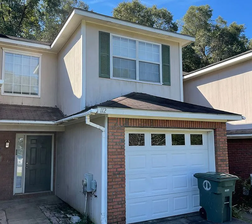 112 Foxchase Ln